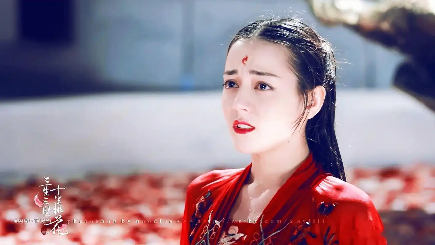 迪丽热巴玩烟花棒好似仙女~ 身穿吊带裙衬托姣好身材,甜美微笑太可了