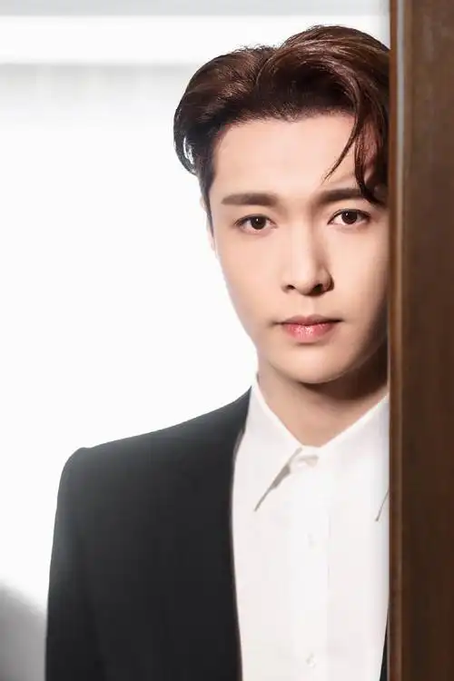 张艺兴[超话]##张艺兴黑色镂空星星西装