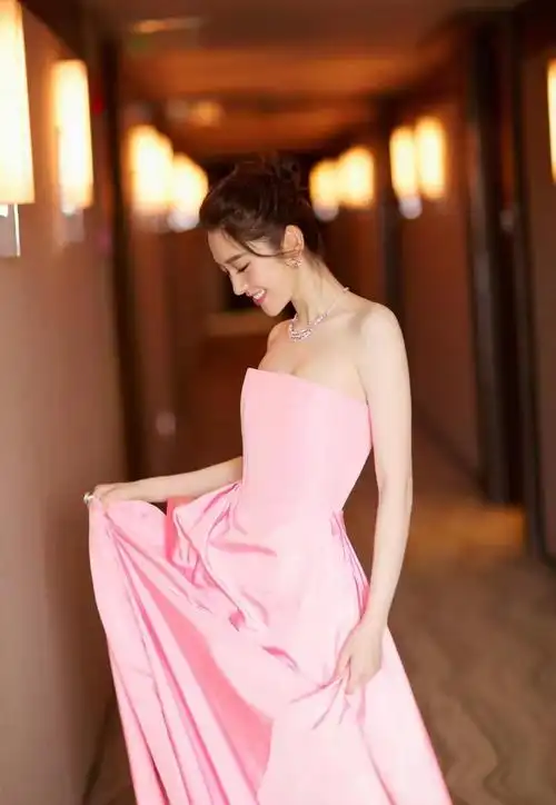唐艺昕身穿这件粉色抹胸晚礼服,俏皮又性感,完美演绎性感少女风