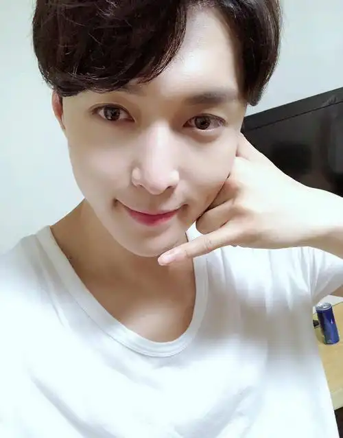 邻家男孩张艺兴帅气写真