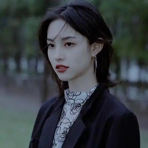 西装革履女生头像