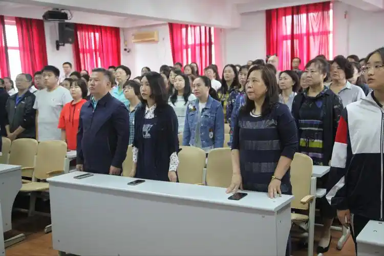 抚顺市实验中学南校区"感恩教师节"主题升旗仪式