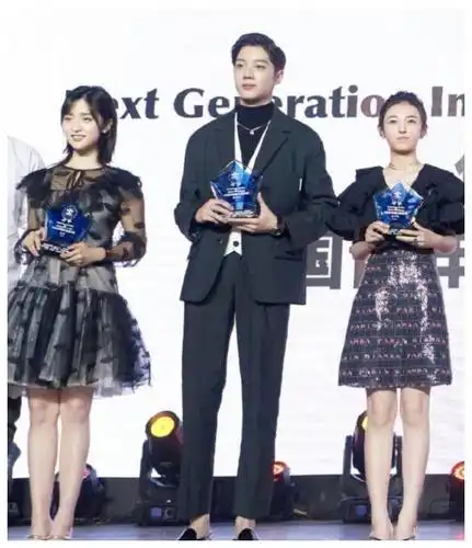 身高同样是一米六,沈月,张子枫同框身材差距大,张子枫显高十公