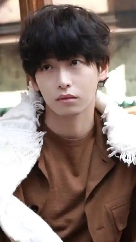 彭昱畅卷发造型真的超帅啊～完全解决了发际线高的问题