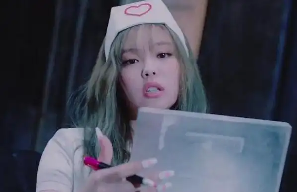 yg回应jennie护士造型被谴责具体是怎么回事