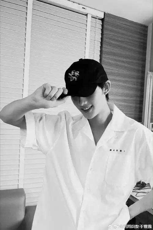 马嘉祺丁程鑫同款坐姿#马嘉祺丁程鑫同款坐姿,双手撑在车上,酷帅首沣