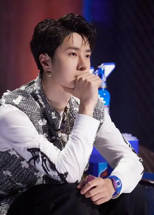 王一博街舞5格纹马甲造型剧照 向终极舞台勇敢向前的一豹队长!