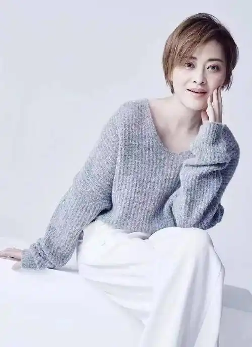 梅婷私底下简简单单穿一下就很迷人,一头利落的短发,大圆领宽松毛衣