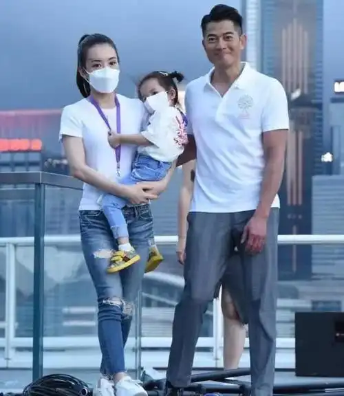 郭富城夫妻逛街被拍,方媛穿紧身裤臀部扁平,而且身高是真的矮!