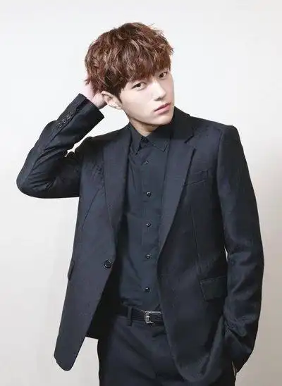 金明洙短发黑西装帅哭了有木有 金明洙新潮韩式发型来袭