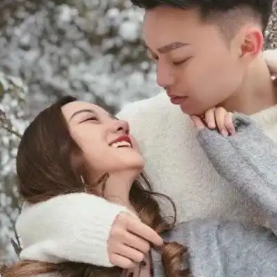 抱抱亲亲情侣双人微信头像