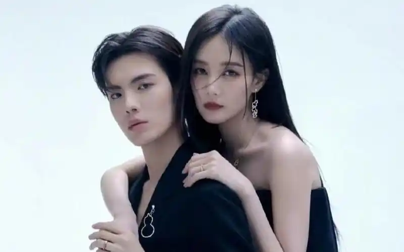 《狂飙》李一桐疑似谈恋爱,对象是当红偶像,曾被扒出多同款!_腾讯新闻