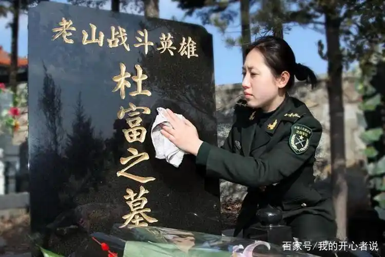 战斗英雄的墓碑前泪流满面,声音哽咽地向长眠于地下的烈士父亲报喜