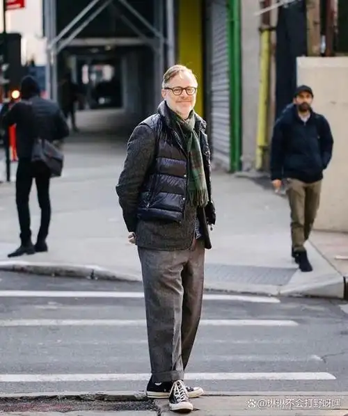 正确的服装搭配不仅能够提升一个人的气质,还能反映出其生活态度和