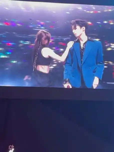 刘耀文张真源严浩翔与女伴舞热舞