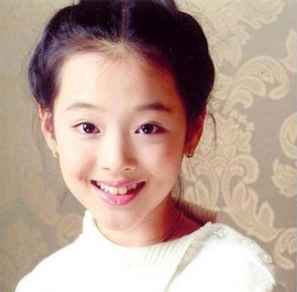 崔雪莉大波童年照曝光,丽人轻生,除了网络暴力,也有家庭原因