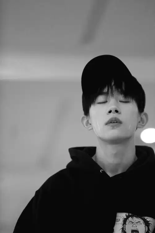 易烊千玺练舞照片曝光他在排练室是这样的不成功就怪了