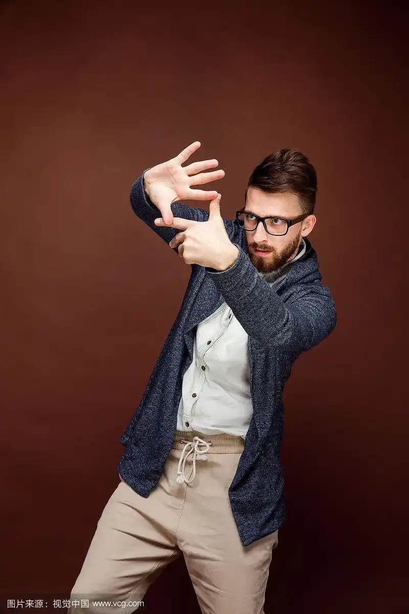 男性在演播室做相机手势