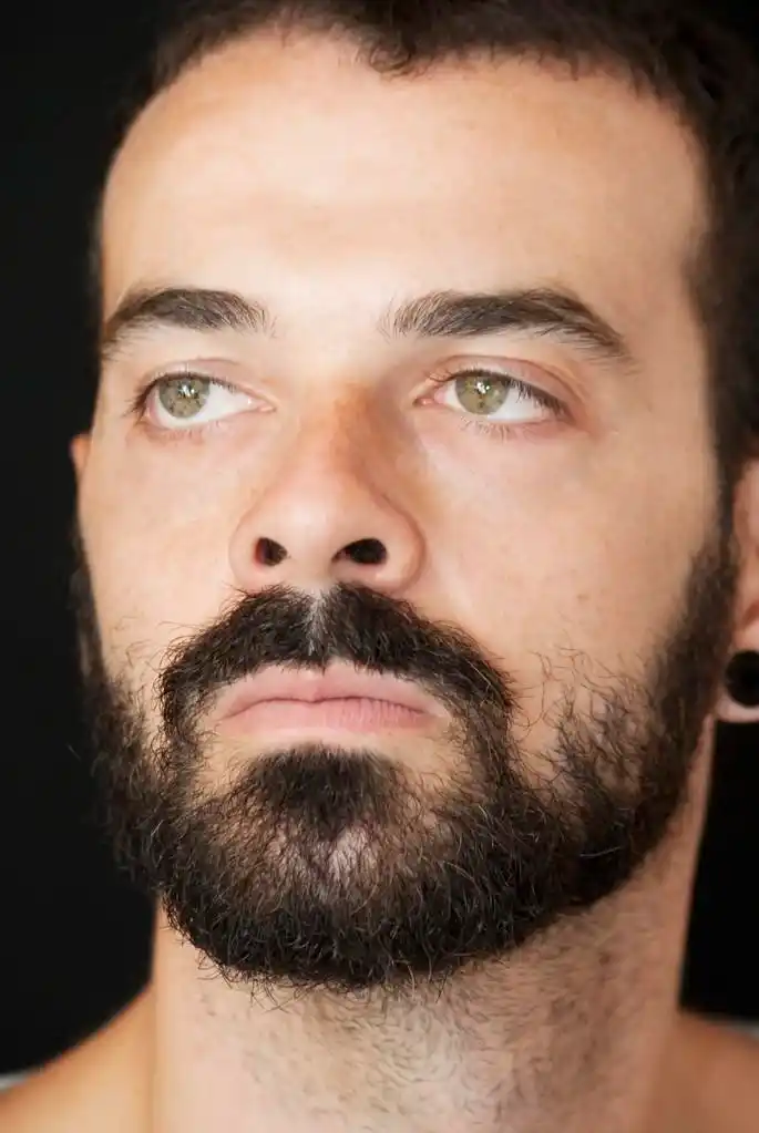 帅哥,黑色背景上大胡子的帅哥