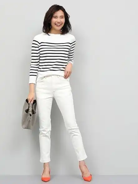 女白色紧身牛仔裤搭配,紧身花苞牛仔裤穿搭尽显柔美气质