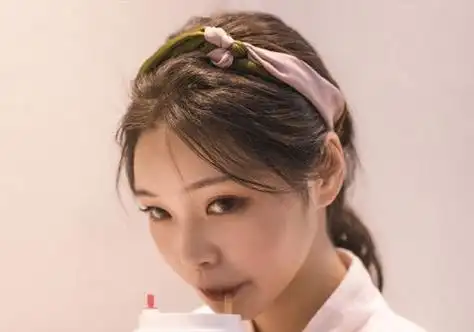 女生眉上刘海花苞头盘发发型