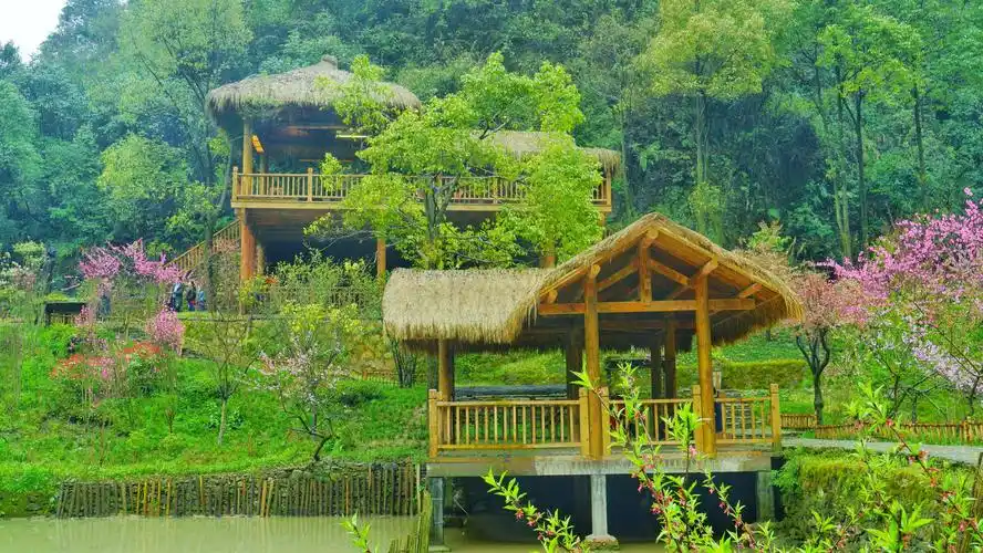 桃花源风景区与陶渊明笔下描述的"世外桃源"极其吻合.