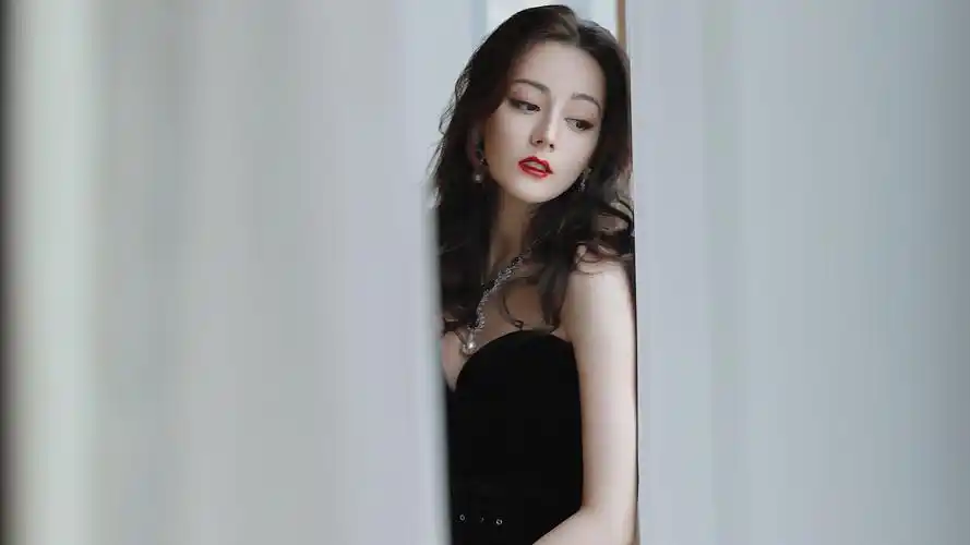 迪丽热巴黑色深v抹胸长裙性感写真