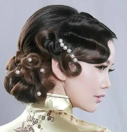 上30岁的女人穿一身靓丽的旗袍搭配这几款发型显得优雅温柔