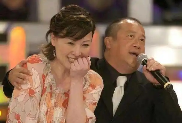 当她因为"曾志伟前妻"这一角色重返娱乐圈,赚足关注和金钱时,她也乐意