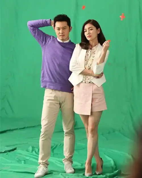 胡可和老公秀幸福照穿粉色短裙秀性感沙溢动作笨拙好油腻