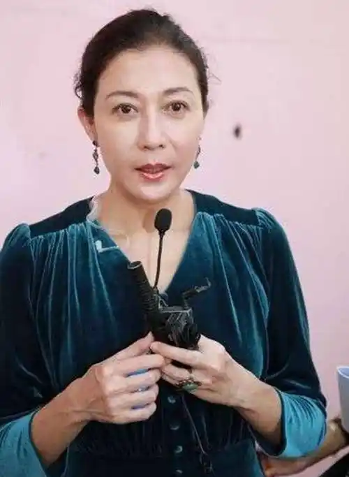 原创46岁吴绮莉近照曝光穿一袭蓝裙端庄优雅妆容精致再现亚姐风采