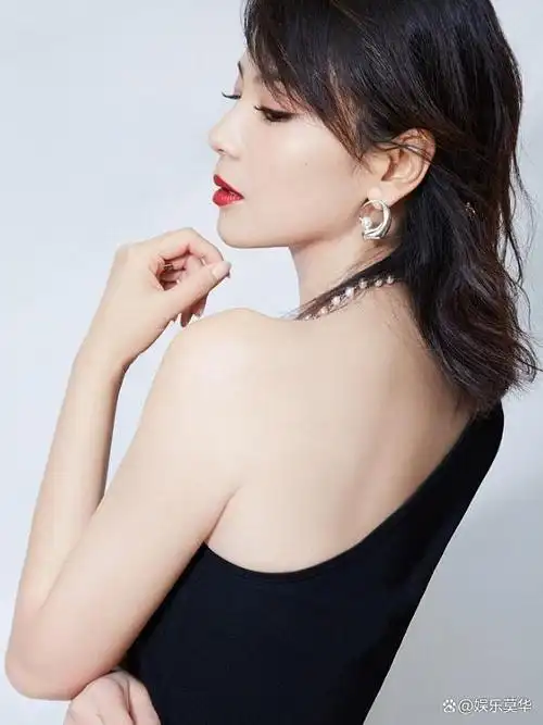 刘涛晒多张健身照穿背心配鲨鱼裤秀马甲线素颜出镜也好看