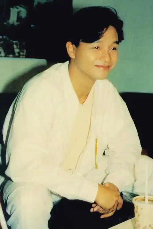 诶,你说,要是那时候他没纵身一跃就好了吧?  诶,你很奇怪耶!