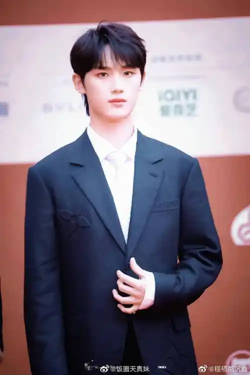 丁程鑫电梯回眸##丁程鑫回眸侧颜