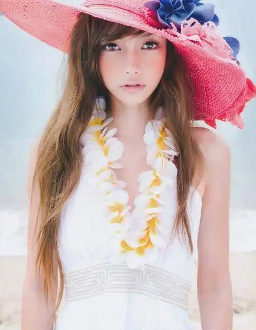 baby模特旧照被疯传,裹被子坐在飘窗上,怼脸生图美成洋娃娃_时期_锁骨