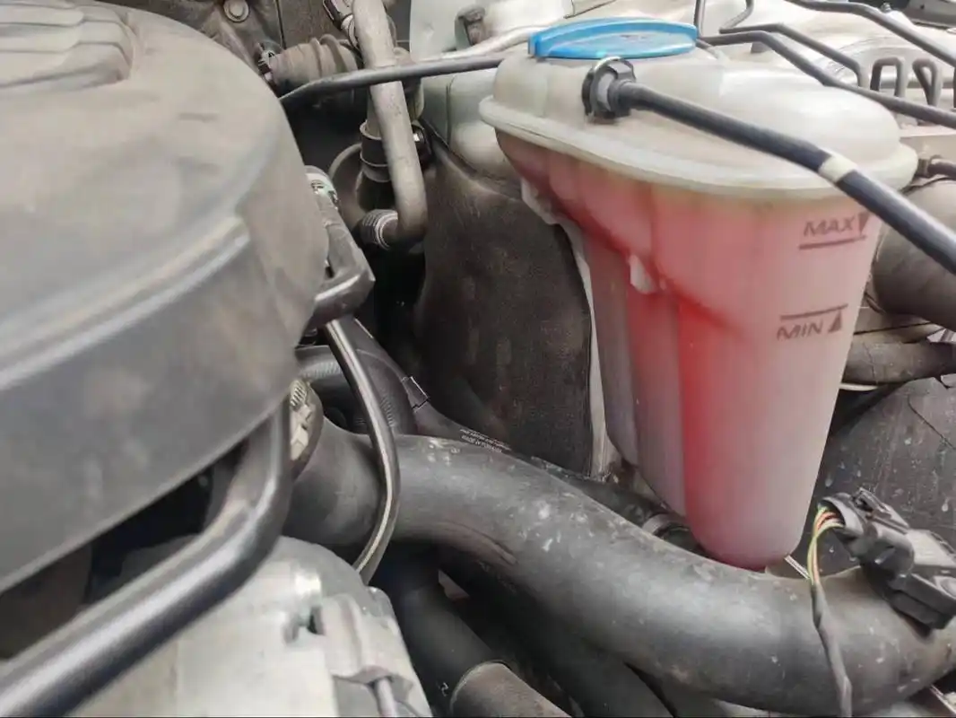 奥迪a4l水位灯经常报警,防冻液没漏.