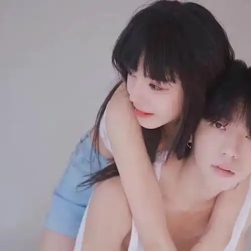 情侣头像一对两张心动情话情侣之间的虎狼之词