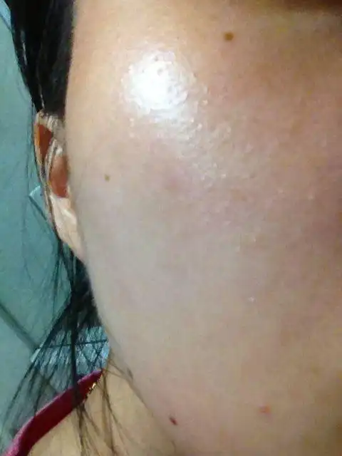 脸部很粗糙,摸起来有颗粒感,在灯光下特别明显.