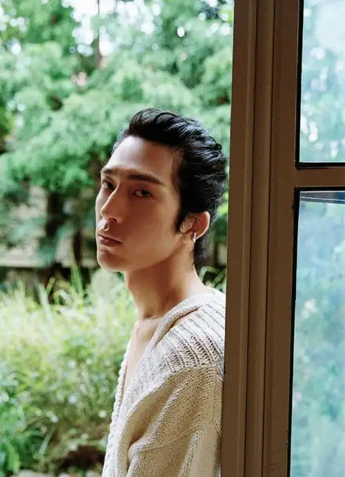 井柏然日系写真演绎花儿与少年 慵懒随性别有魅力