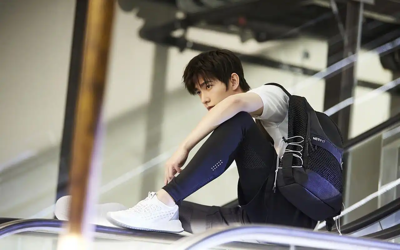 杨洋街头运动风帅气高清桌面壁纸