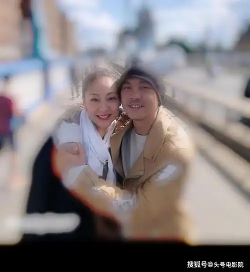 而在刚刚过去的2月14日情人节这天,张卫健还不忘给自己的太太张茜送上