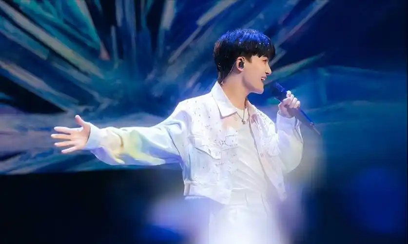 周深演唱会炸翻天:秀唱跳,九种语言唱《冰雪奇缘》主题曲_生米_舞台