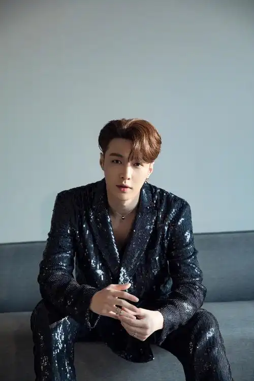 > 张艺兴亮片西装帅气写真图片(8/12)