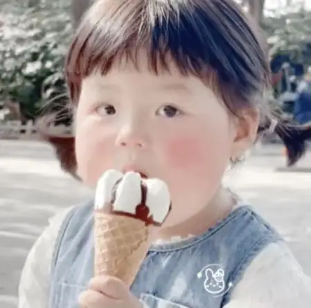 有没有友友知道这个可爱的胖脸网红小女孩叫什么?