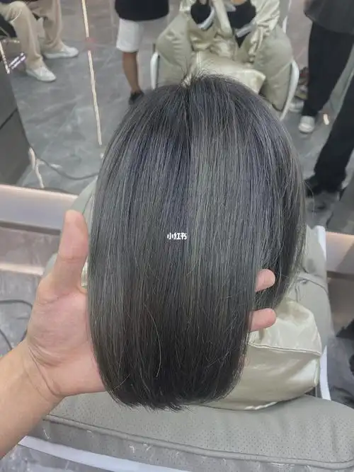 青灰色短发