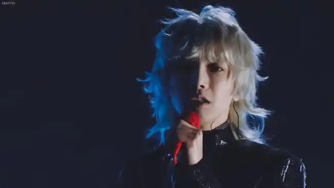 华晨宇白色狼尾造型##华晨宇非凡之夜连唱三首