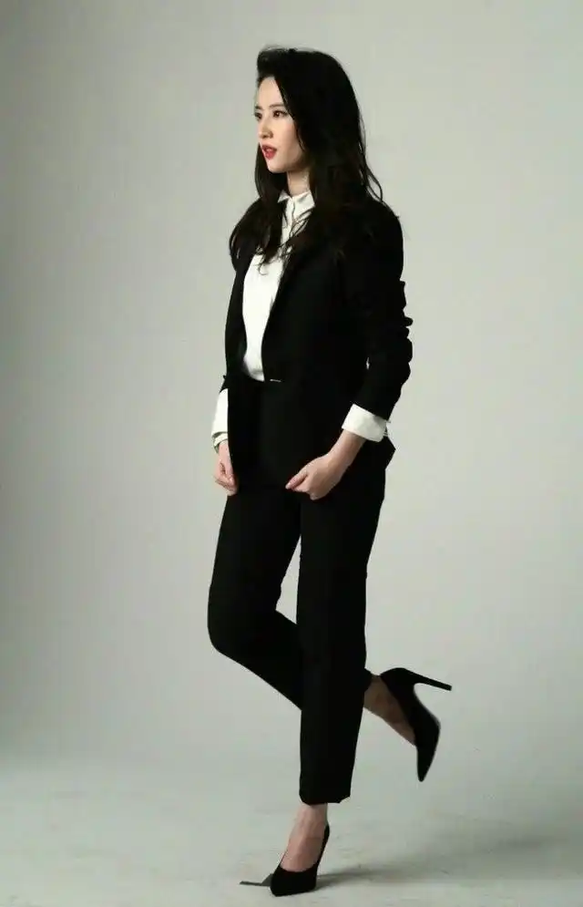刘亦菲一身黑西装打扮,眼神超有魅力!