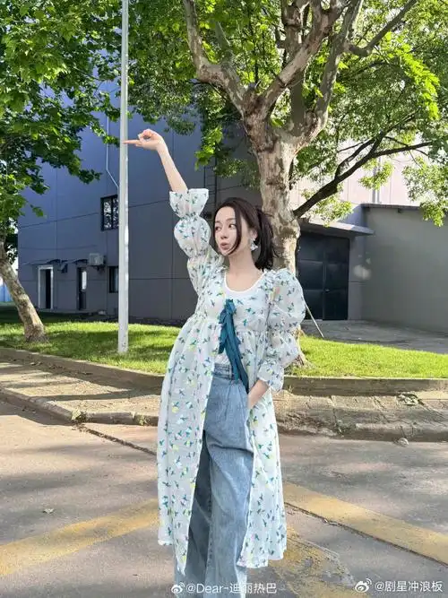 迪丽热巴素颜街拍