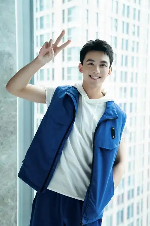 吴磊蓝色马甲比耶照#吴磊超话吴磊身穿蓝色马甲微笑比耶,这笑容盏的