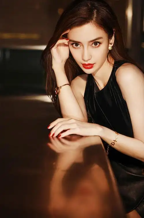 angelababy微卷长发红唇明艳身材纤细直视镜头眼神杀散发绝美风